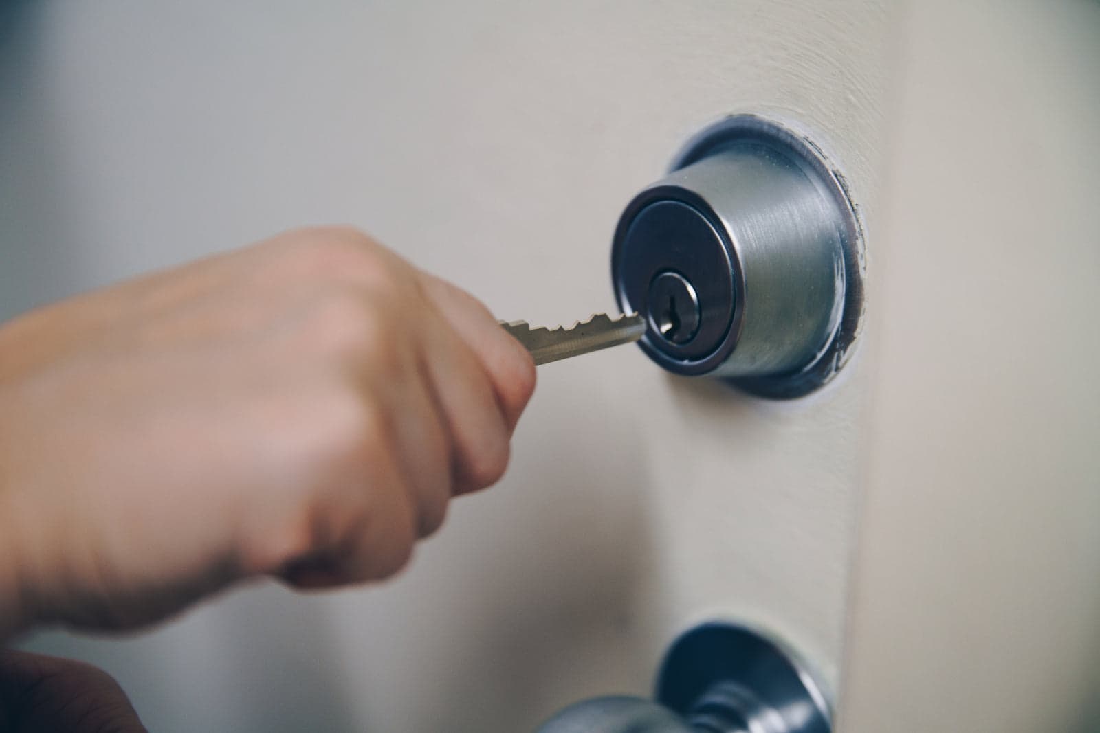 Chave abrindo a porta de um imóvel